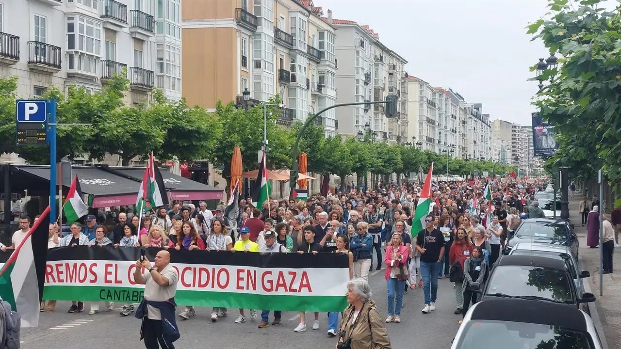 Miles de personas se manifiestan en Santander para pedir %22el fin del genocidio%22 en Gaza