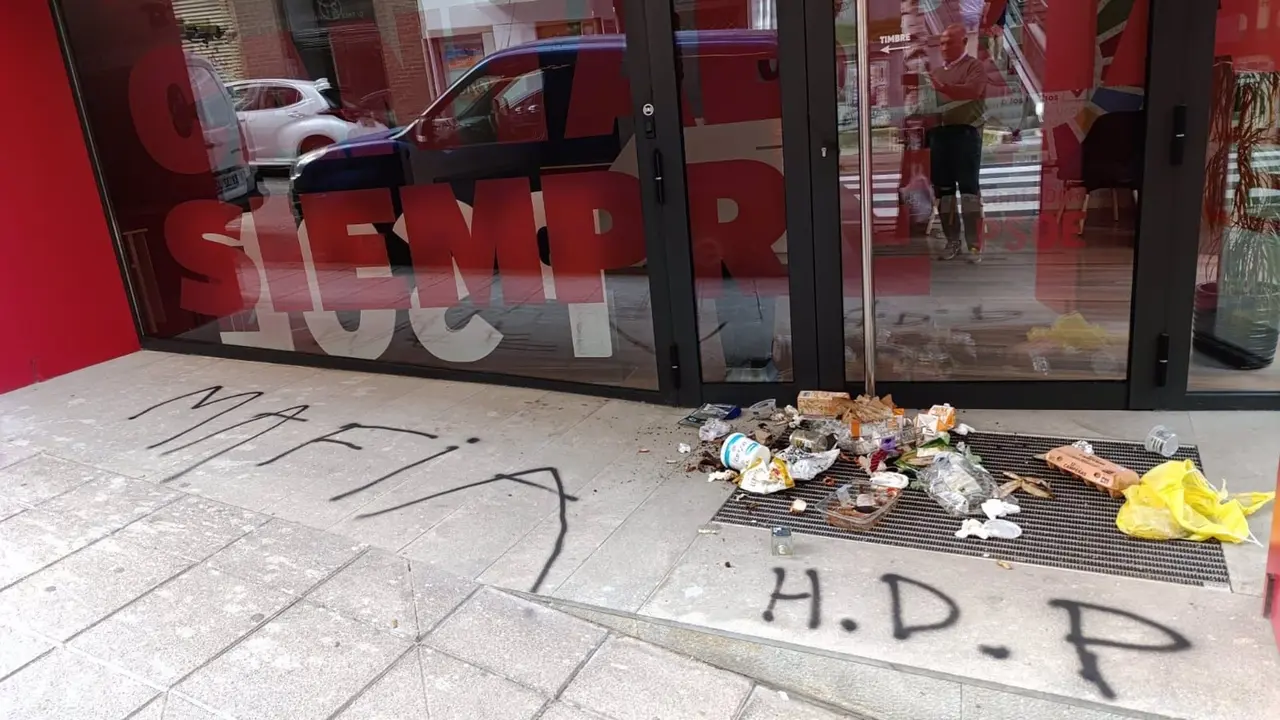 El PSOE denuncia un nuevo ataque a su sede de Cantabria con la palabra "mafia" y reprocha a Feij&oacute;o su "silencio".