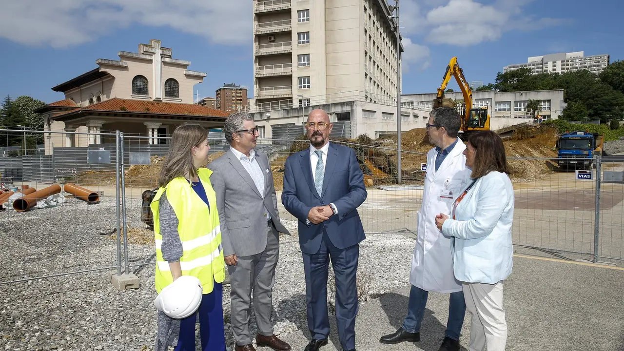 El consejero de Salud, César Pascual, visitas las obras de la Unidad de Protonterapia de Valdecilla