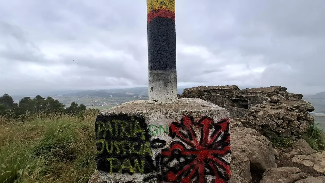 Pintadas de "s&iacute;mbolos falangistas" en el v&eacute;rtice geod&eacute;sico de la cumbre del monta de La Picota
