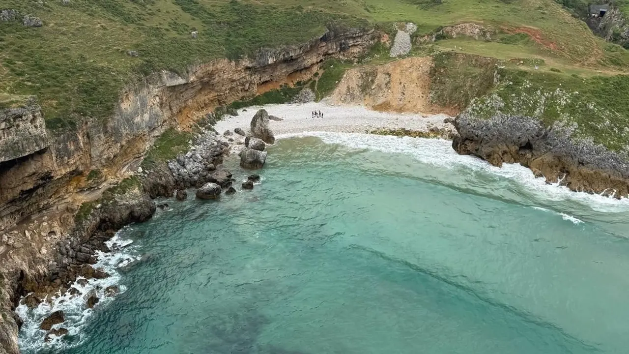 Playa de Fuentes donde ha desaparecido el joven