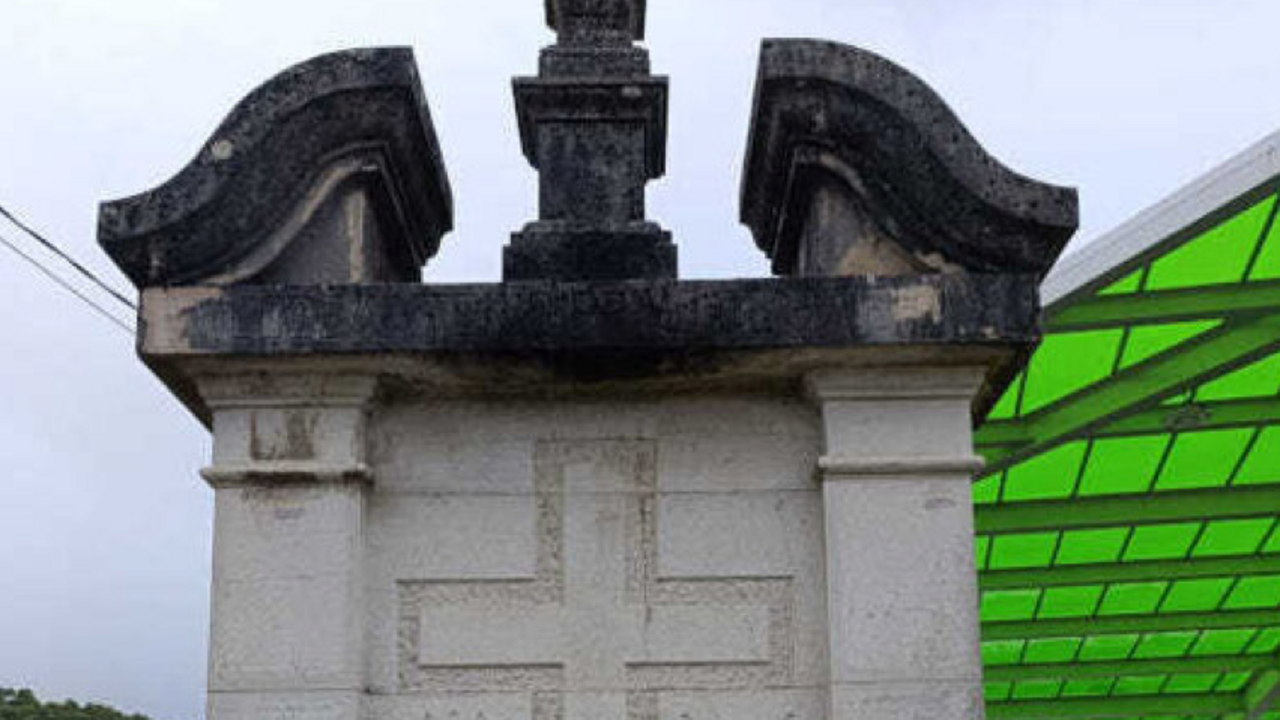 El monumento en homenaje a Primo de Rivera, con el símbolo de la Falange Española, junto al parque infantil en Voto 