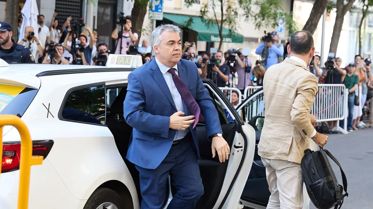 El exsecretario de Organización del PSOE Santos Cerdán a su llegada a declarar en el Tribunal Supremo