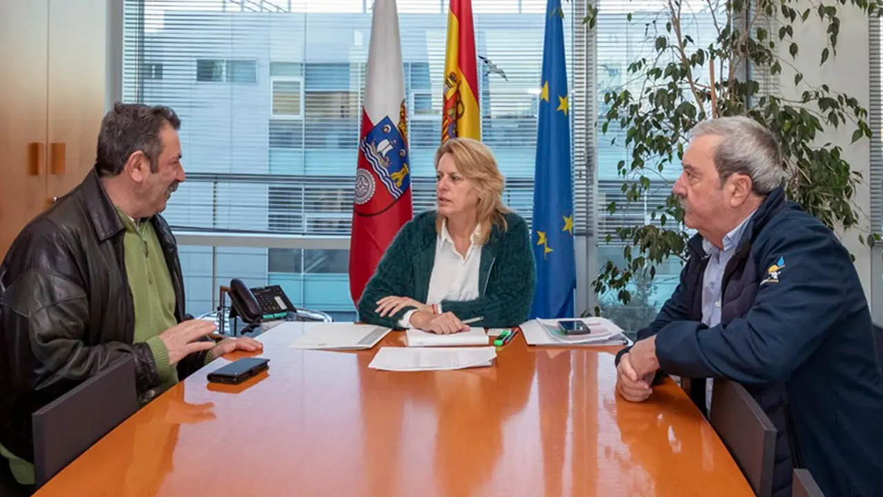 La consejera de Desarrollo Rural, Ganader&iacute;a, Pesca y Alimentaci&oacute;n, Mar&iacute;a Jes&uacute;s Susinos, recibe al alcalde de San Roque de Riomiera, Antonio Fern&aacute;ndez

La consejera de Desarrollo Rural, Ganader&iacute;a, Pesca y Alimentaci&oacute;n, Mar&iacute;a Jes&uacute;s Susinos, recibe al alcalde de San Roque de Riomiera, Antonio Fern&aacute;ndez Diego.