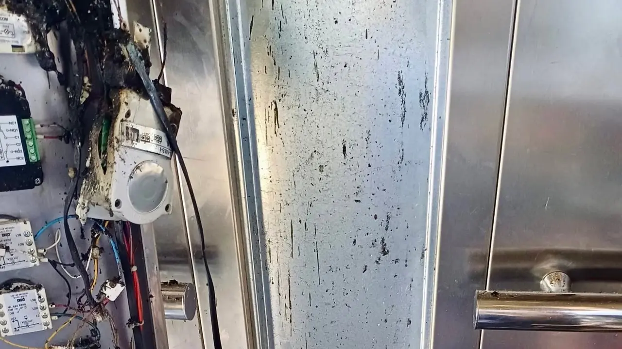 Un incendio intencionado deja fuera de servicio a los ascensores de la calle Castilla