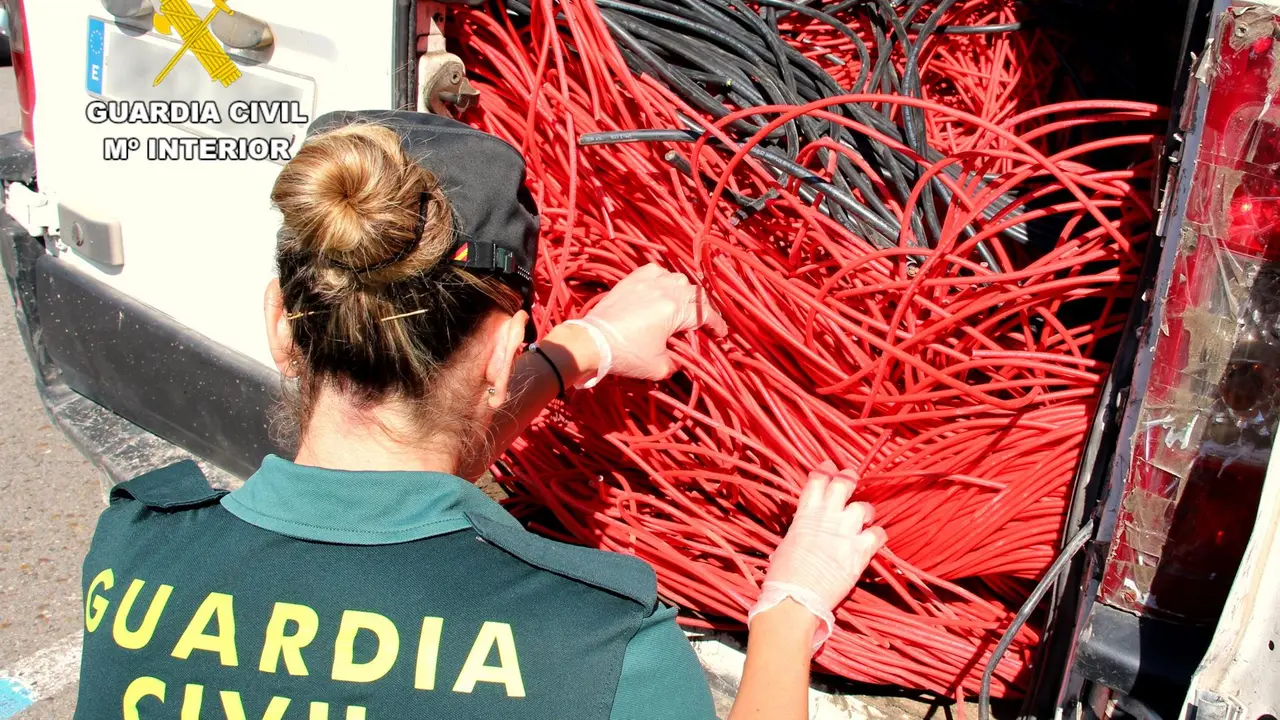 Una agente junto a la furgoneta en la que se intervinieron 400 kilos de cableado de cobre
