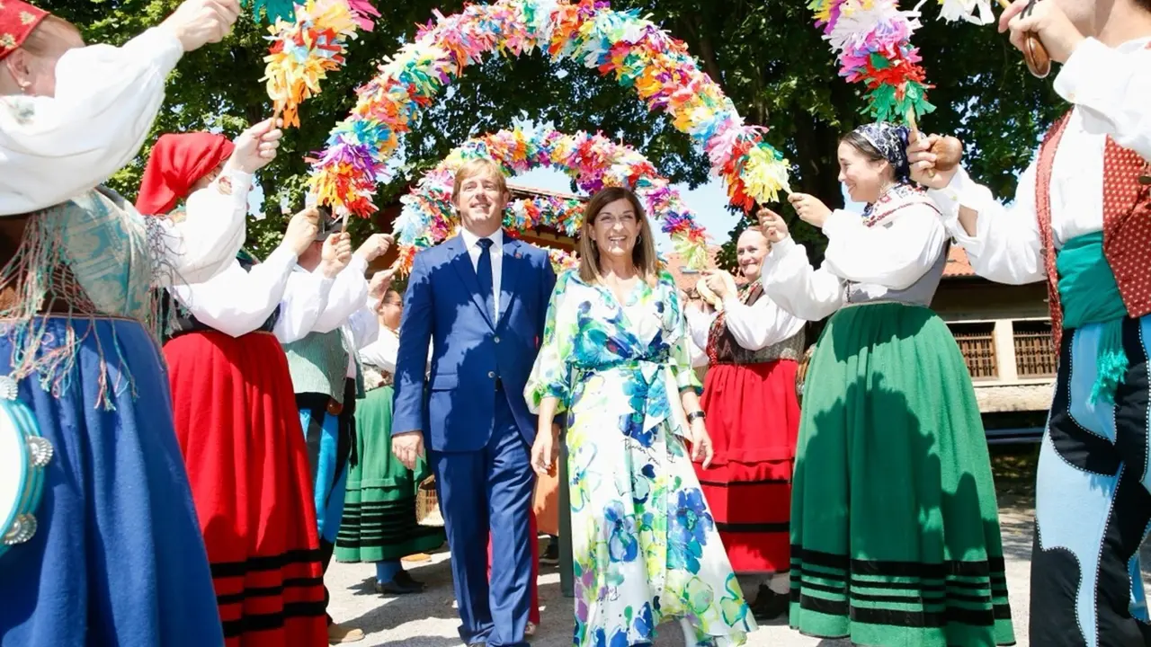 La presidenta de Cantabria y el alcalde de Reocín en la edición del año pasado del Día de las Instituciones