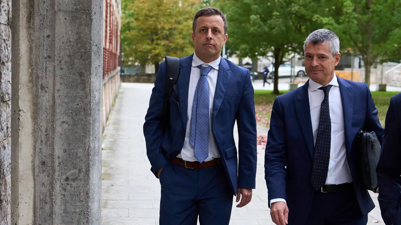 El juez Luis Acayro junto a su abogado