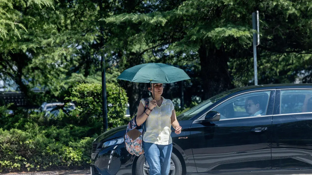 Una persona con paraguas