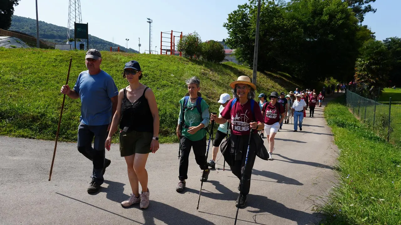 Vecinos de Villaescusa marchan contra el polígono eólico Benavieja