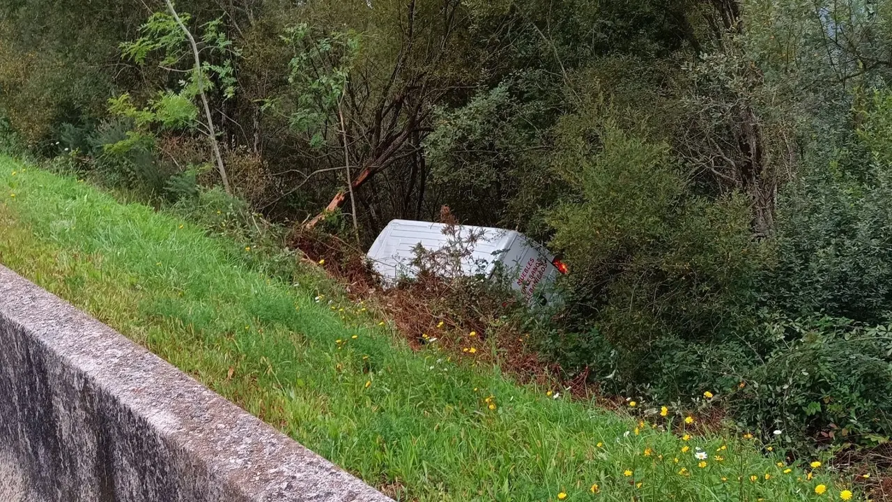 Furgoneta que cay&oacute; por un talud en la A-8 en Ud&iacute;as