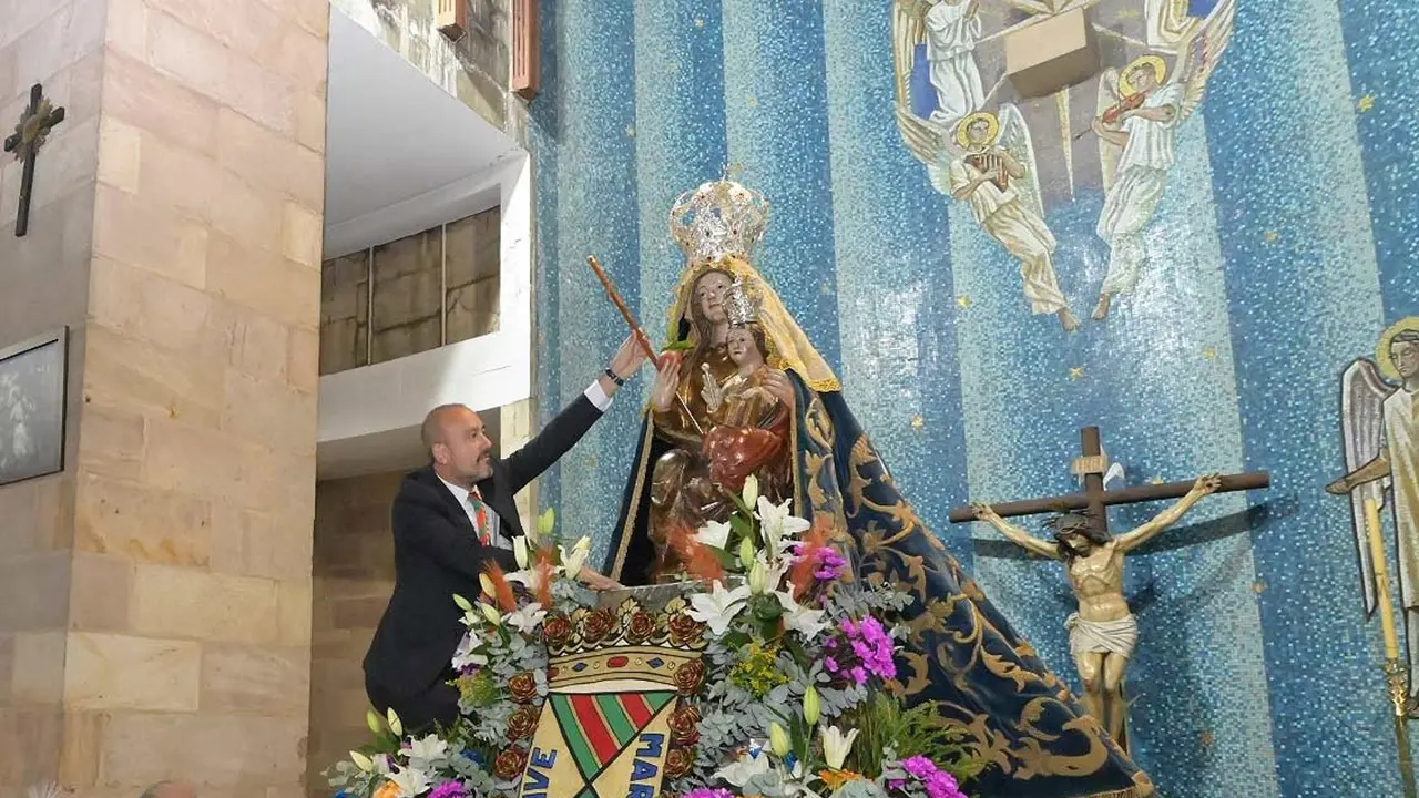 El alcalde de Torrelavega, Javier López Estrada, entrega su bastón de mando a la Virgen Grande