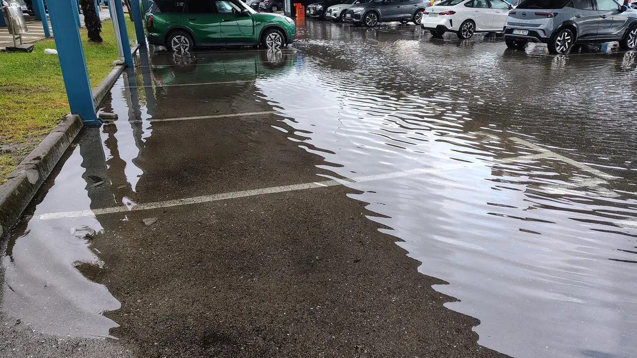 Imagen de la acumulación de agua en el aeropuerto Seve Ballesteros-Santander este jueves