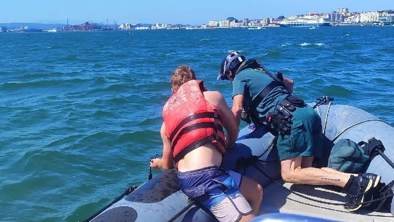 La Guardia Civil rescata a siete j&oacute;venes que hac&iacute;an paddle surf en Santander