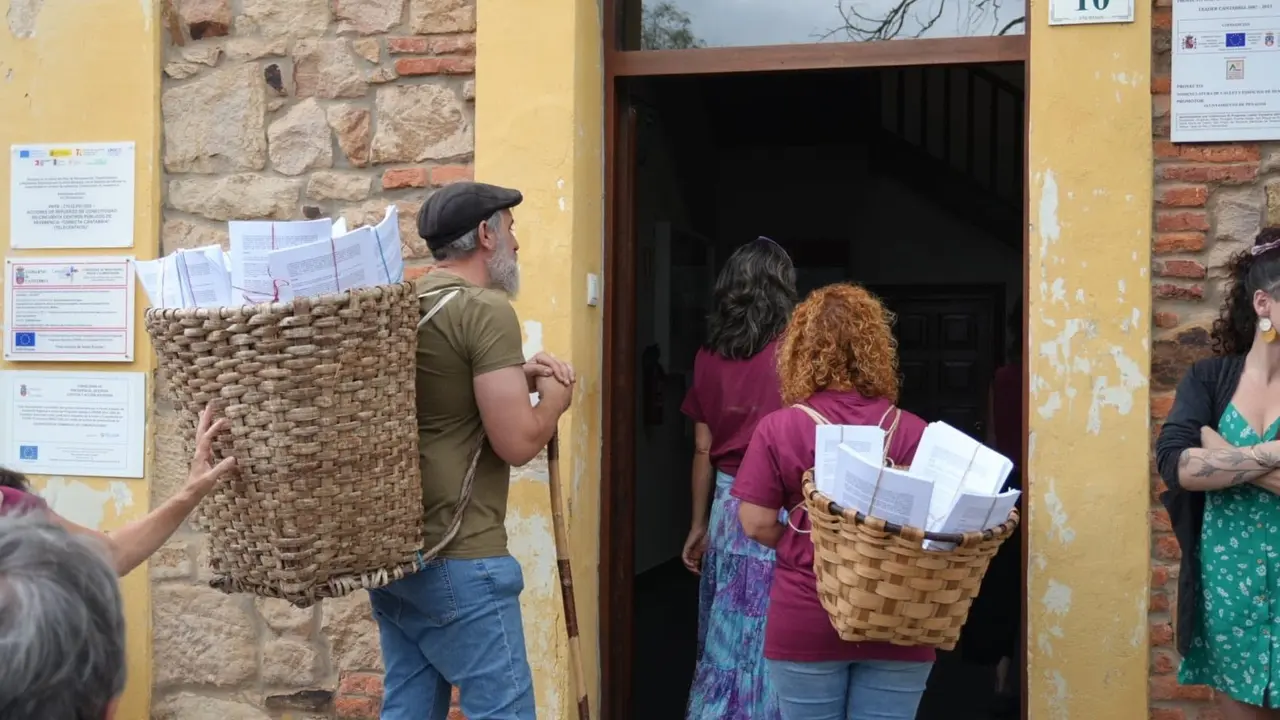 Miembros del Colectivo vecinal contra el parque eólico Benavieja lleva las alegaciones en cuevanos al Ayuntamiento de Penagos