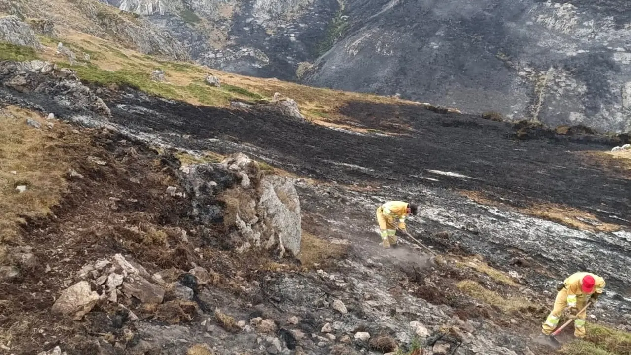 Bomberos en el incendio de Camaleño