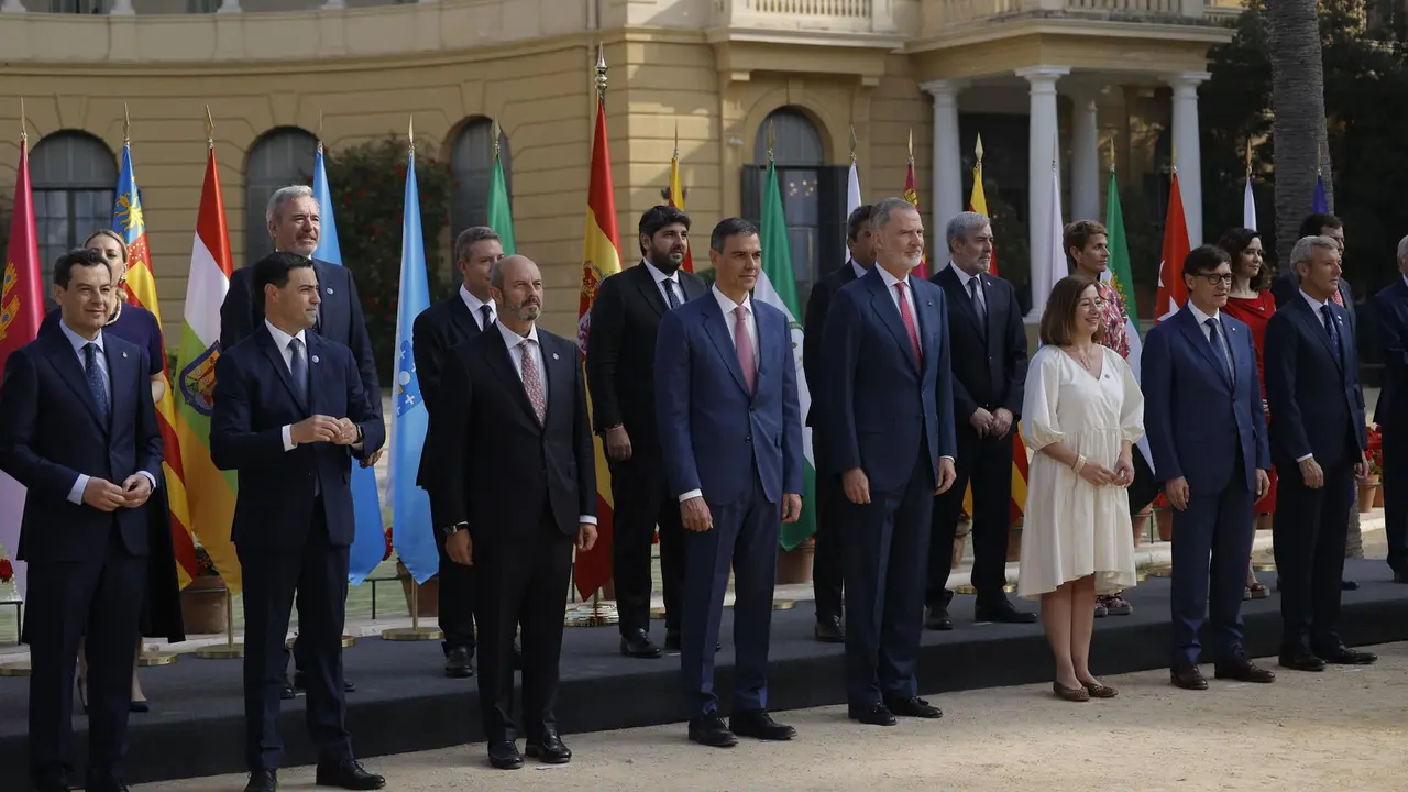 Foto de familia de las autoridades asistentes a la XXVIII Conferencia de Presidentes
