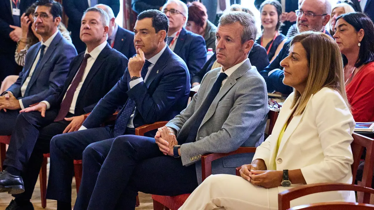 La presidenta de Cantabria, María José Sáenz de Buruaga (PP), junto a los de Galicia, Alfonso Rueda, y Andalucía, Juanma Moreno, también del PP, y más alejado el de Castilla-La Mancha, Emiliano García-Page