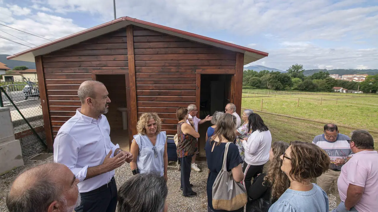 El alcalde de Torrelavega, Javier López Estrada, y la concejala de Medio Ambiente, Patricia Portilla, con usuarios de los huertos urbanos