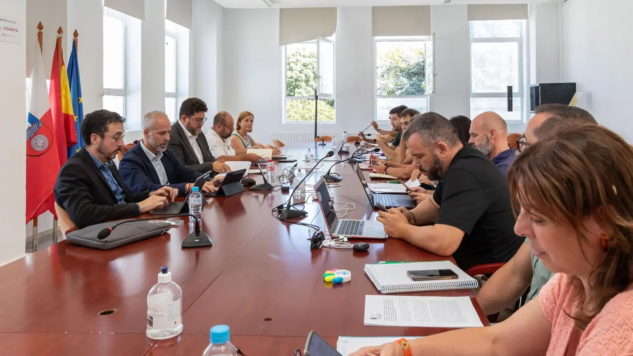 El consejero de Educación, Sergio Silva, preside la mesa de negociación con la Junta de Personal Docente