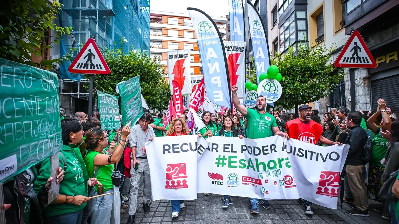 Manifestación de los docentes en Santander por la adecuación retributiva