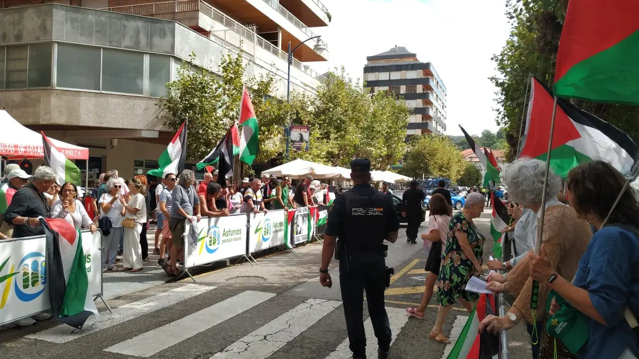 Protesta por Palestina a la salida de la etapa de La Vuelta en Laredo