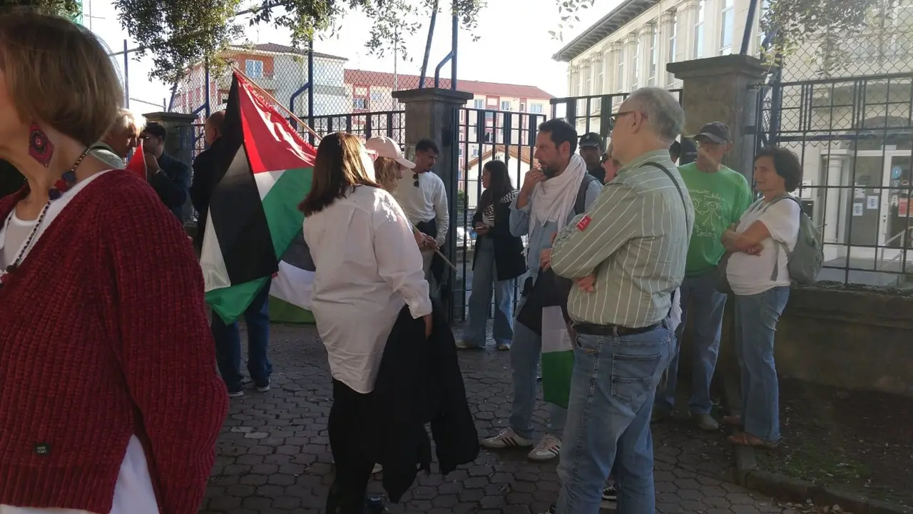 Concentración a las puertas del CEIP Simón Cabraga durante el Consejo Escolar de Cantabria