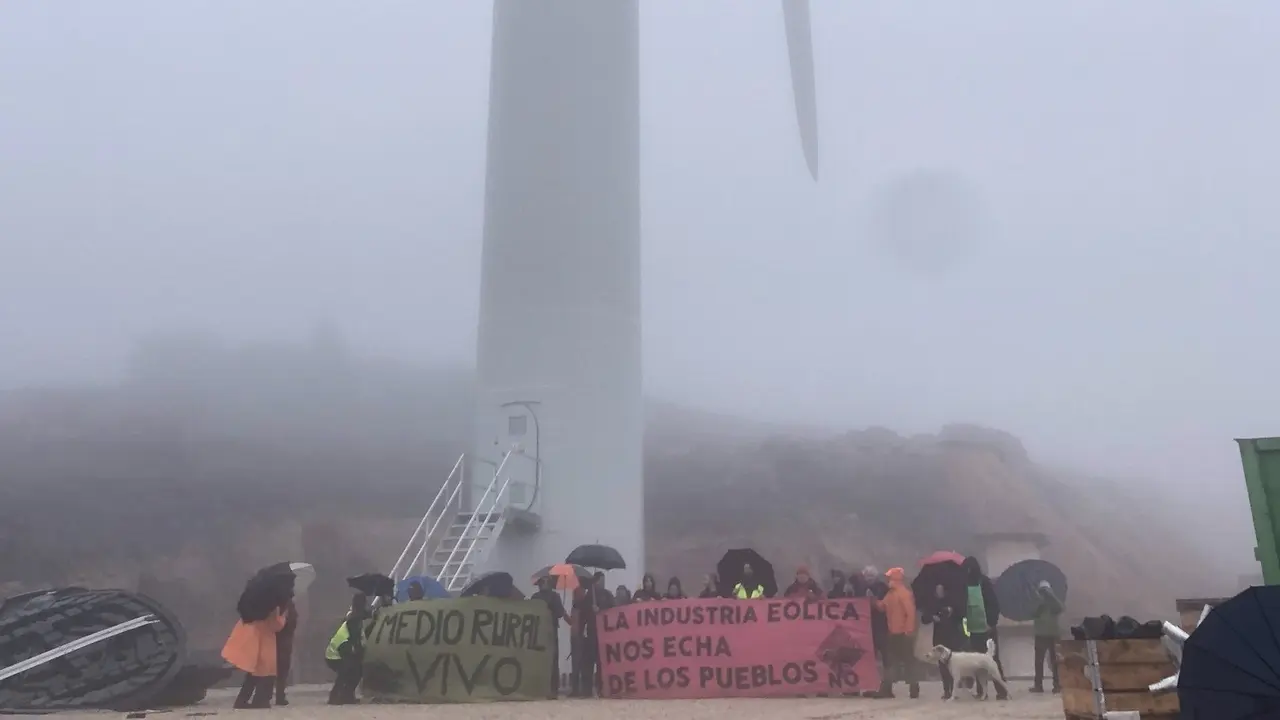 Medio centenar de manifestantes realizan una marcha para denunciar el "tremendo destrozo" del parque e&oacute;lico del Escudo