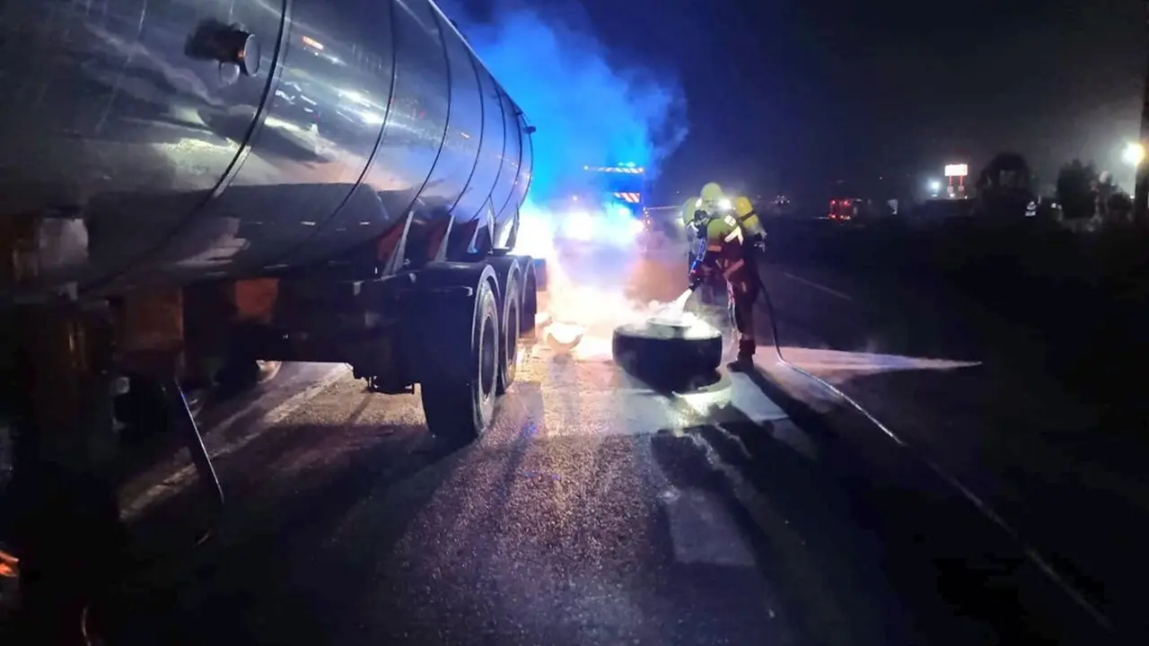 Un camión cisterna lleno de agua se incendia en la A-8 a la altura de Santa María de Cayón