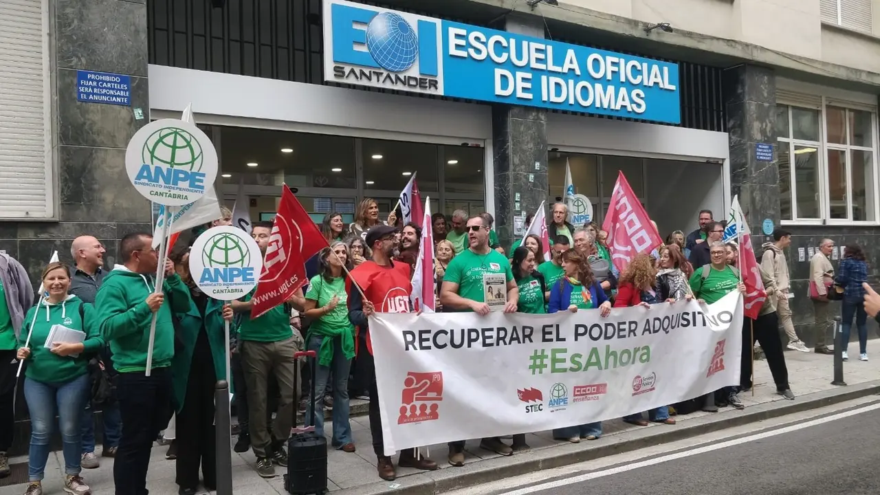 Unos 60 docentes se concentran frente a la Escuela Oficial de Idiomas de Santander por la adecuación salarial