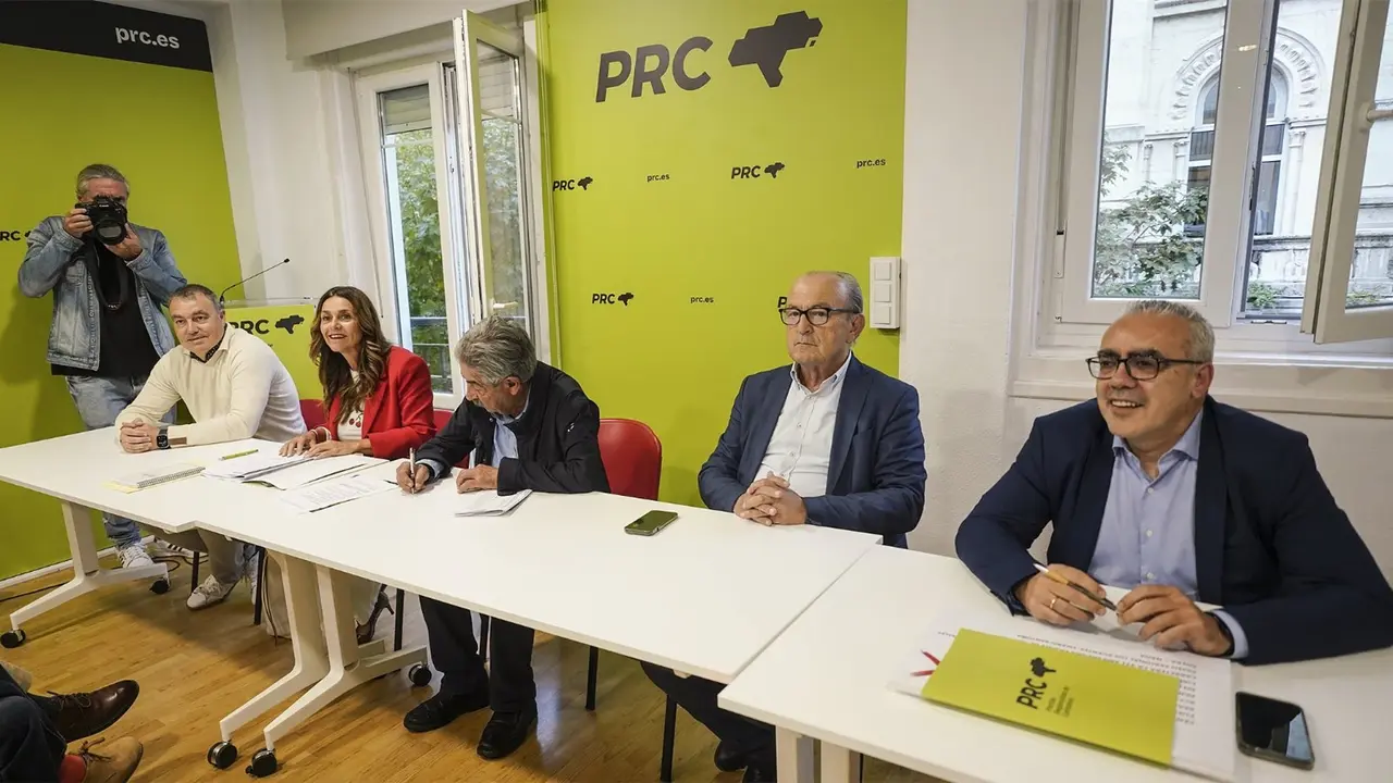 Paula Fernández, Revilla, Marcano y Hernando, en una reunión de la Ejecutiva del PRC