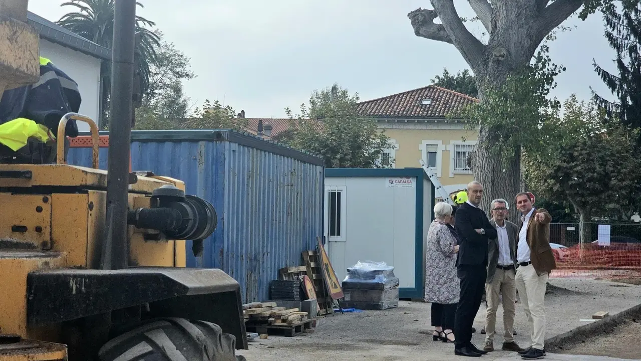 Javier López Estrada, Pedro Pérez Noriega y Blanca Rosa Gómez Morante visitan las obras en las redes de saneamiento en el entorno de La Lechera
