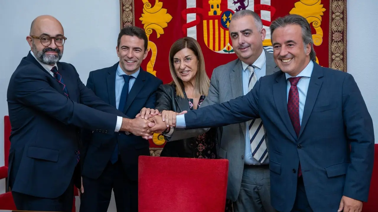 Representantes institucionales se estrechan las manos tras la firma del protocolo de actuación para el cubrimiento de las vías en Maliaño