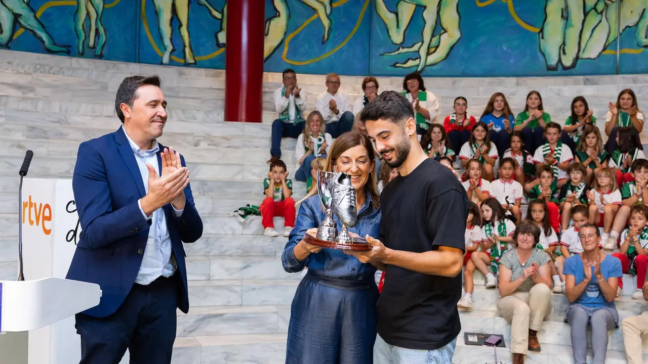 La presidenta de Cantabria, María José Sáenz de Buruaga, entrega a Andrés Martín el premio Chisco