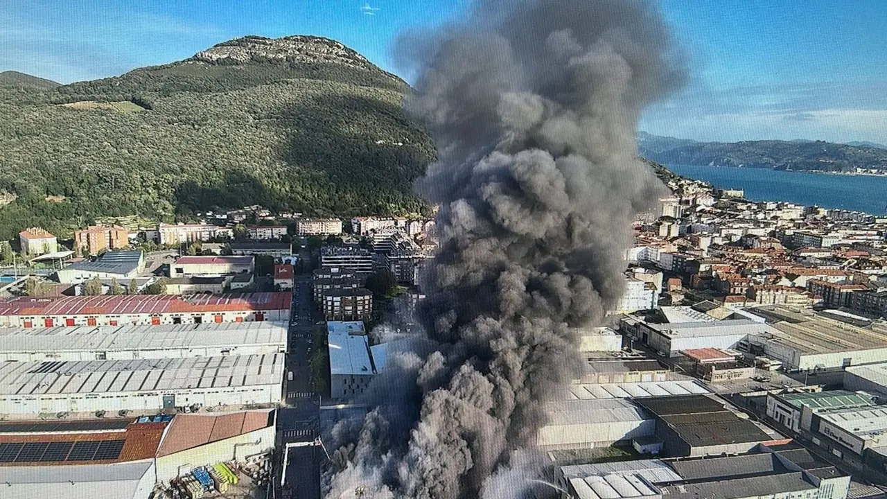 Extinguido el incendio que calcinó Conservas Crespo en Santoña