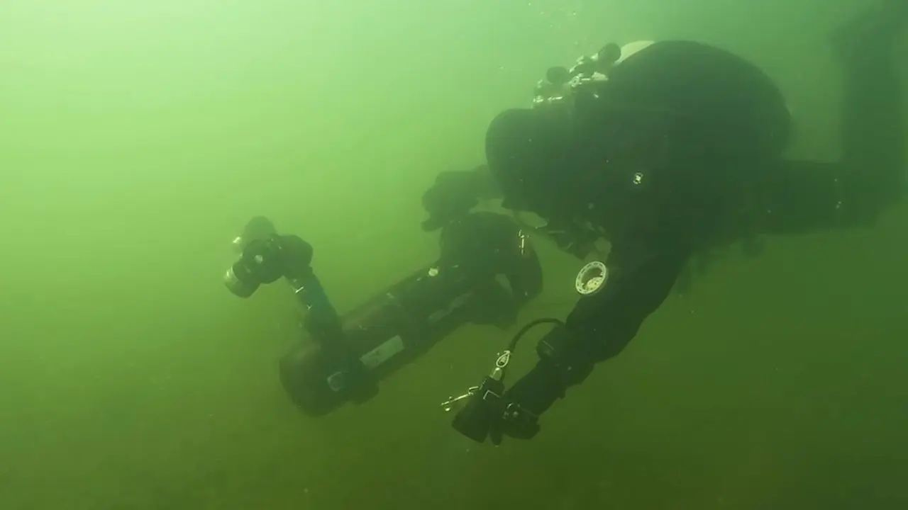 Un buzo realiza una inmersión. Imagen de archivo