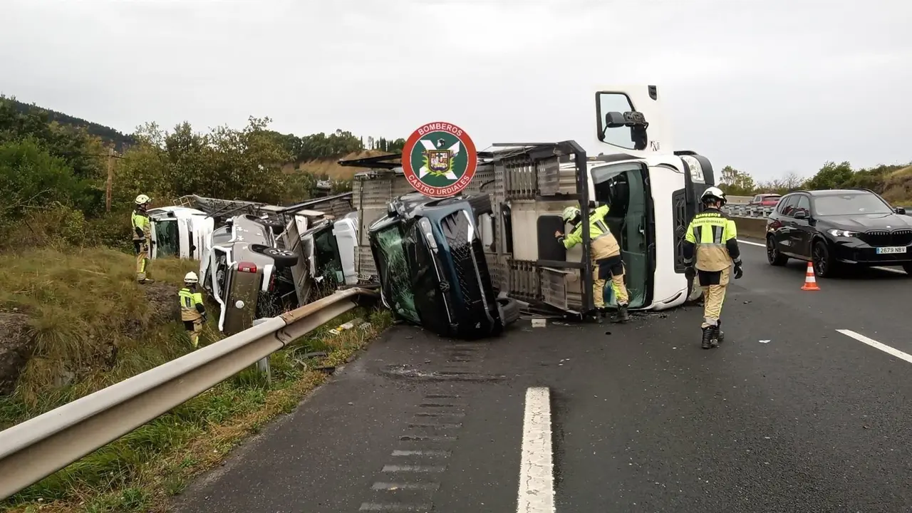 Camión volcado en la A-8