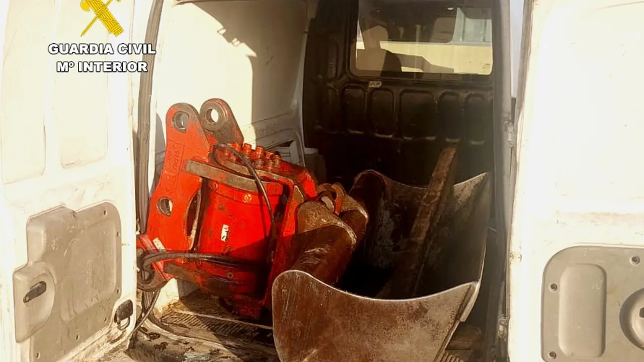 Cazo de retroexcavadora recuperado