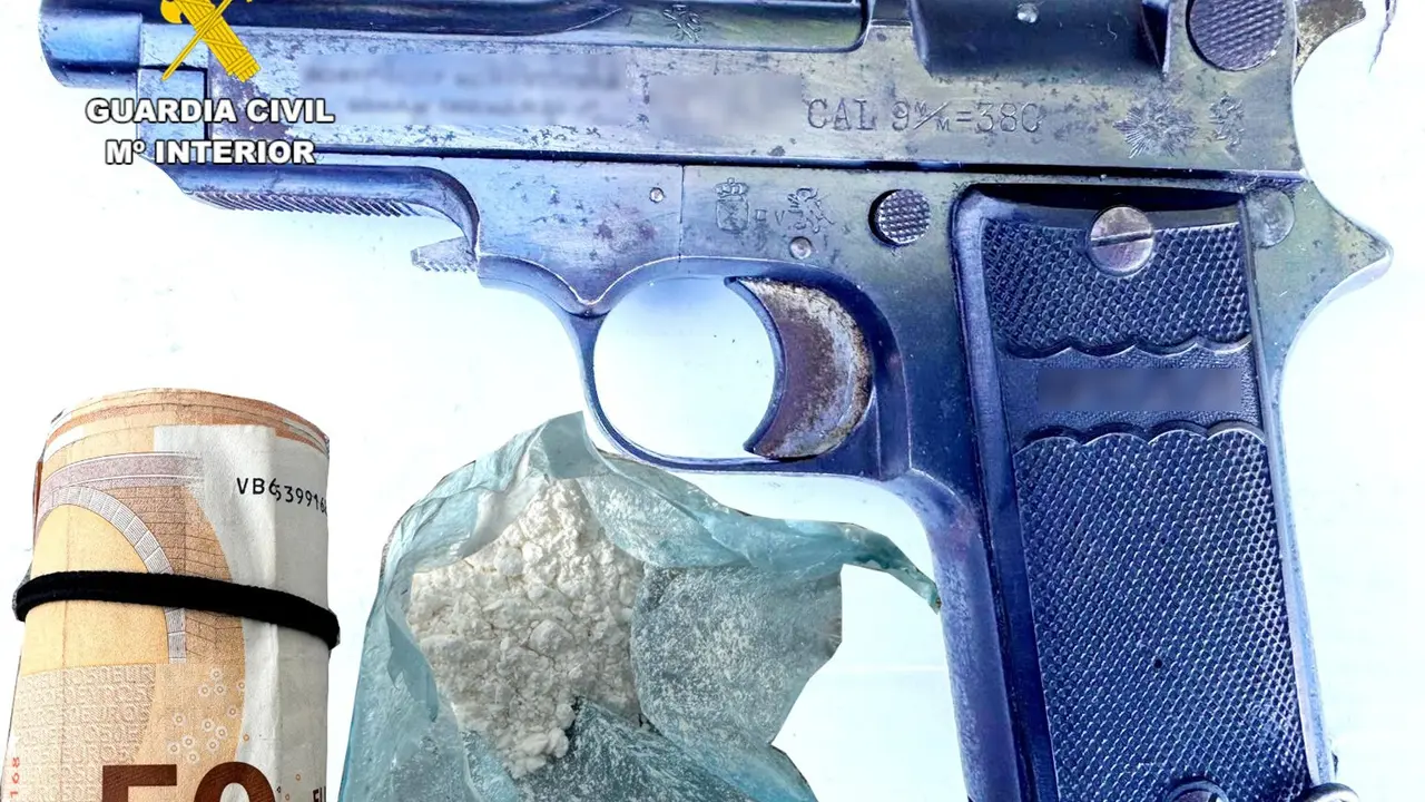 La pistola, dinero y parte de la droga