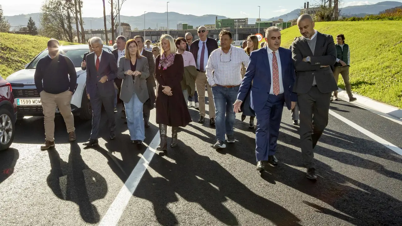 La presidenta de Cantabria, María José Sáenz de Buruaga, inaugura la nueva carretera Viveda-Duález tras una inversión de casi 9,5 millones de euros