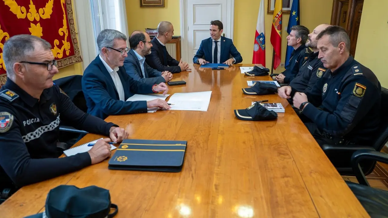 La Policía Nacional busca a dos de los autores de los atracos en un bar y una gasolinera de Torrelavega