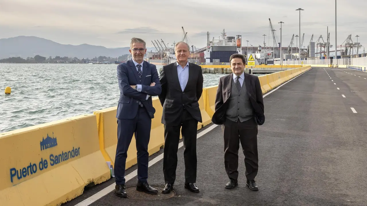 El presidente de la Autoridad Portuaria de Santander, César Díaz, el vicepresidente del Puerto y consejero de Industria, Eduardo Arasti, y el director de la APS, Santiago Díaz