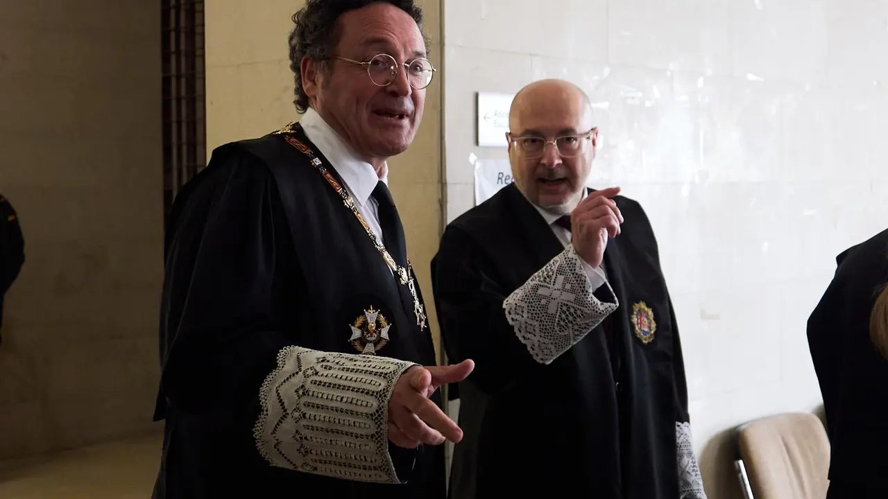 El fiscal general del Estado, Álvaro García Ortiz (i), durante el acto toma posesión de Jesús Dacio Arteaga (d) como fiscal superior de la Fiscalía de Cantabria, en los juzgados de Las Salesas
