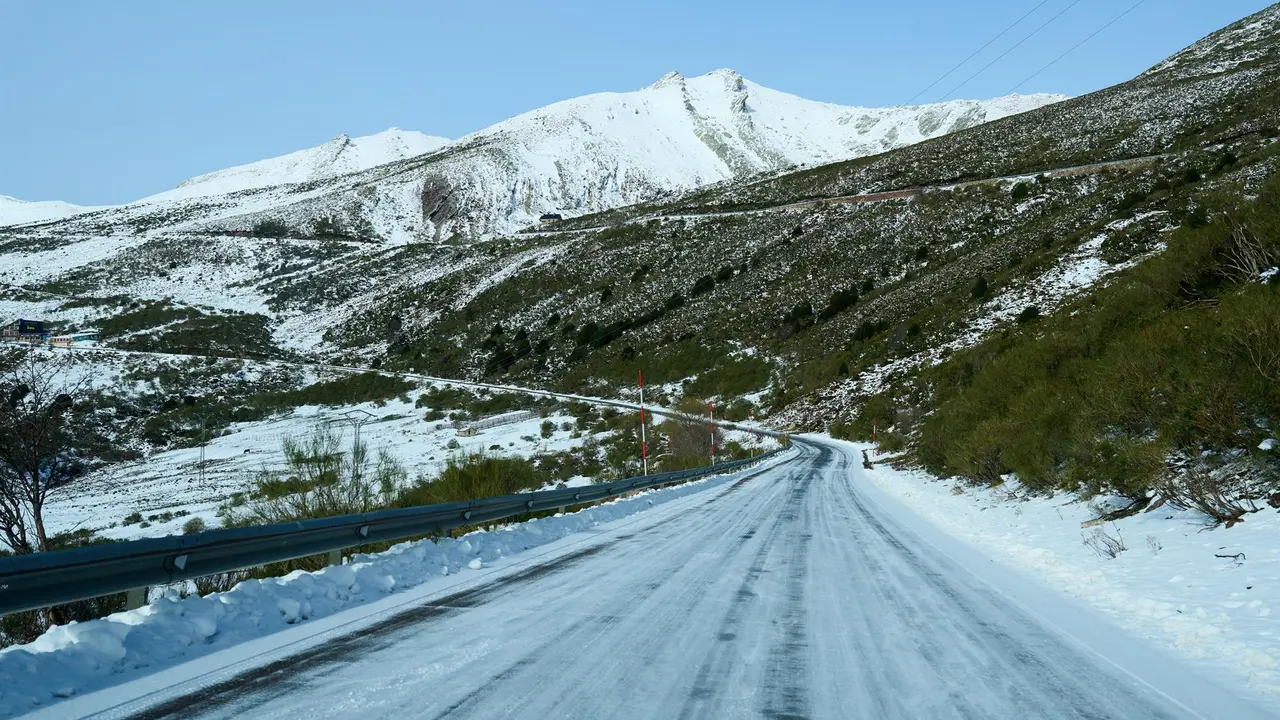 Una carretera nevada en Cantabria