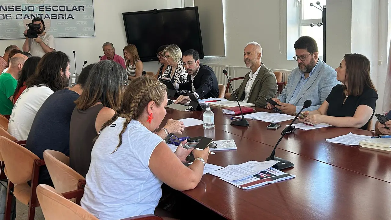 El consejero de Educación, Formación Profesional y Universidades, Sergio Silva, con la Junta Docente