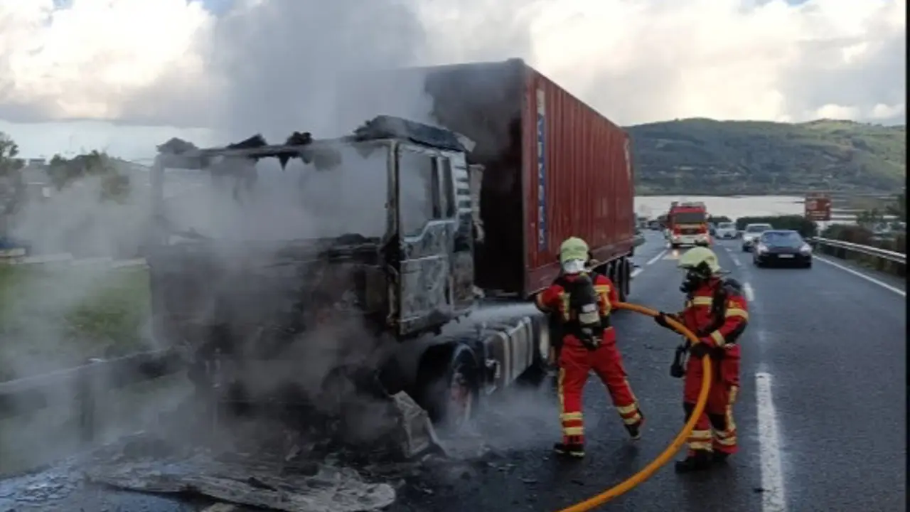 Un camión sufre un accidente y se incendia en la A-8 a la altura de Bárcena de Cicero
