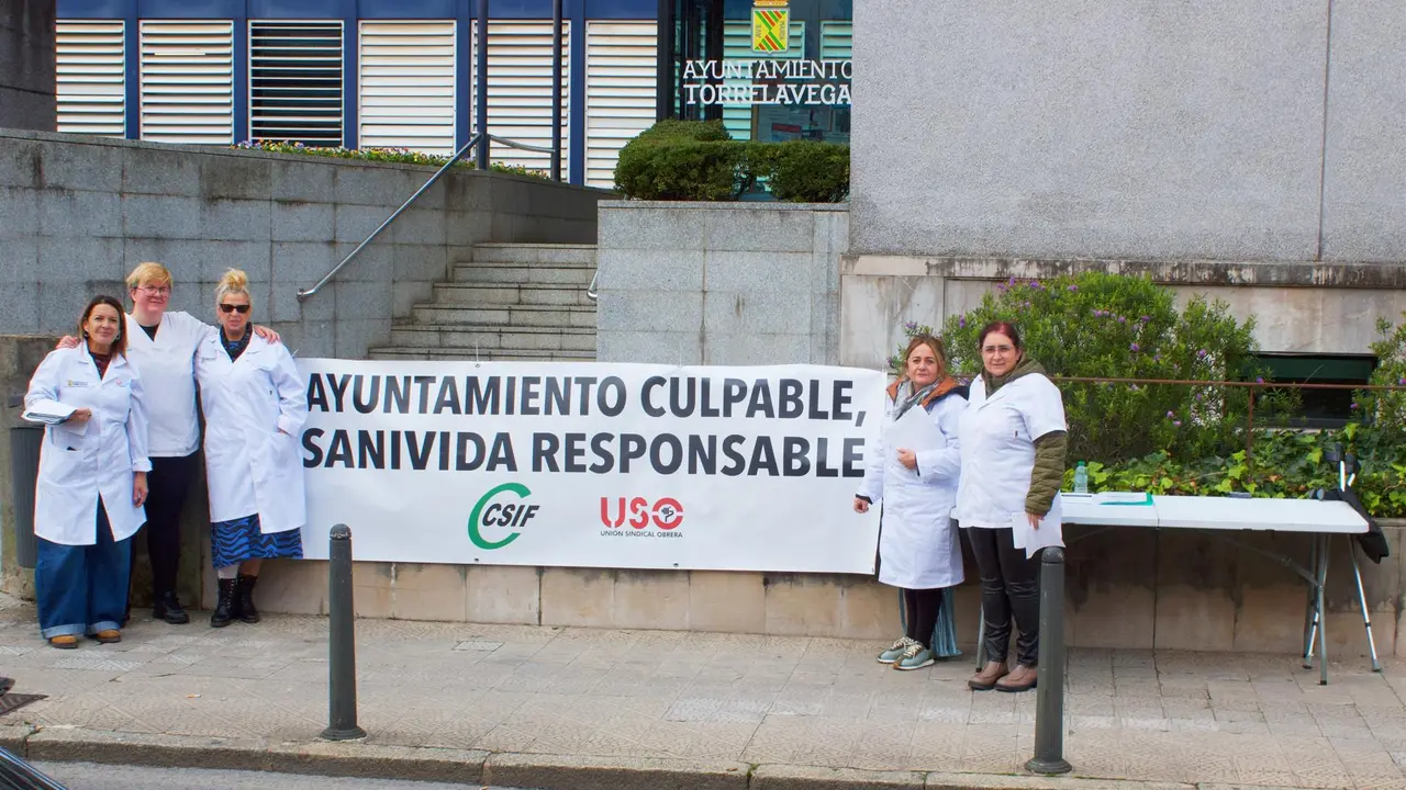 Trabajadoras de Ayuda a Domicilio de Torrelavega reparten pasquines para denunciar condiciones laborales %22precarias%22