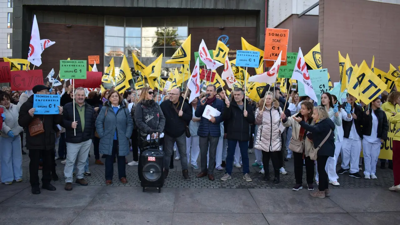 Técnicos en Cuidados Auxiliares de Enfermería se concentran en Valdecilla para exigir su reclasificación