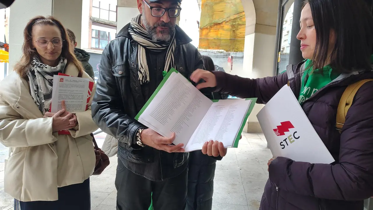 Representantes de la Junta de Personal Docente momentos antes de registrar las firmas