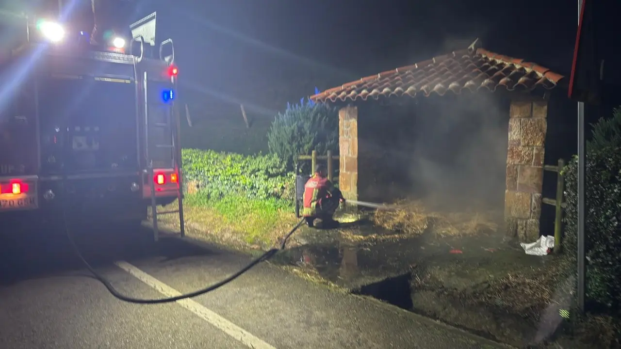 Bomberos sofocan las llamas en el humilladero de Oreña
